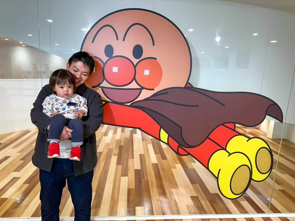 横浜アンパンマンこどもミュージアムの入口で記念撮影する親子の様子