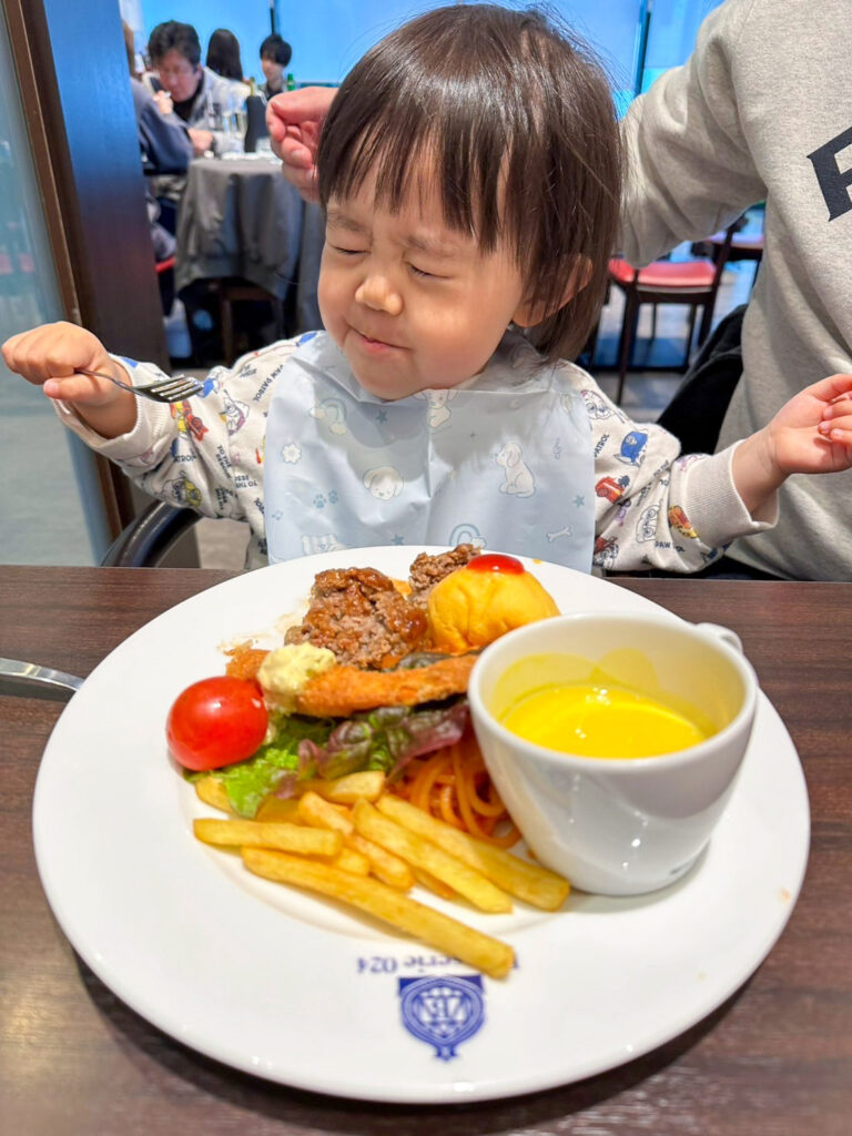 みなとみらいのレストランで注文したお子様ランチとそれを喜んで食べる2歳の子