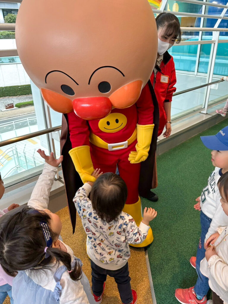 アンパンマンとのグリーティングでハイタッチができ喜ぶ2歳の子ども