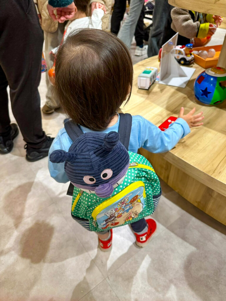 お土産を持って帰る途中の子どもの後ろ姿