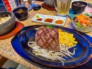 あ・かうはーどで人気の名物ステーキ「Mt.那須ROCK 300g」|那須のディナーで食べた鉄板ジューシーステーキセットのボリューム満点グルメ
