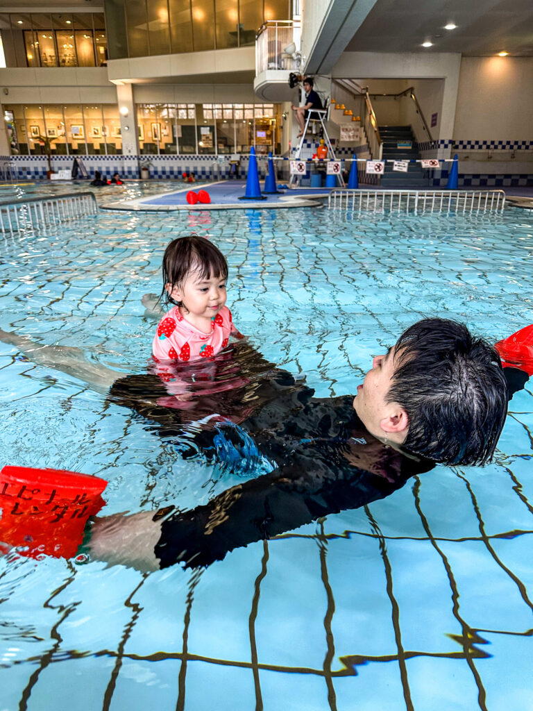 エピナール那須の日帰りプールで遊ぶ子ども|那須の子連れ旅行で利用した日帰り温水プール施設